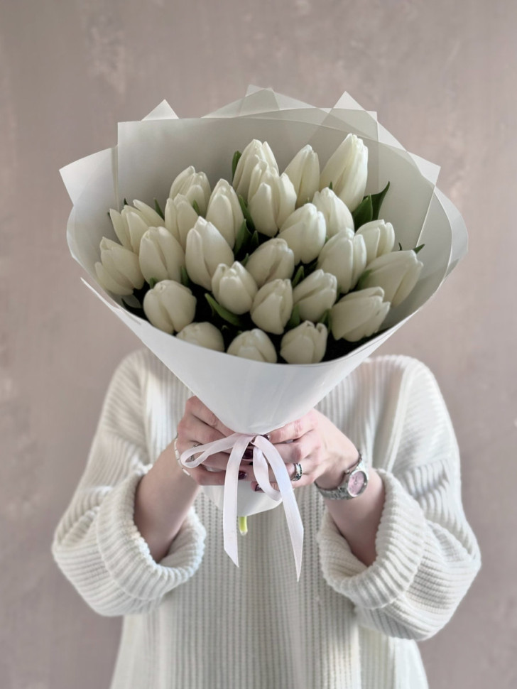 25 белых тюльпанов