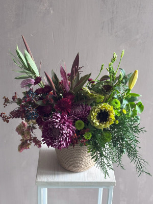 Шикарная композиция в джутовом кашпо