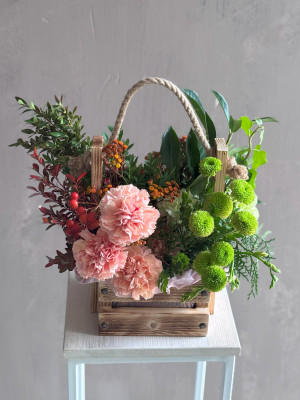 Композиция в деревянном ящике