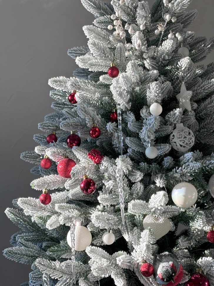 Елка украшенная заснеженная «Красный и белый»