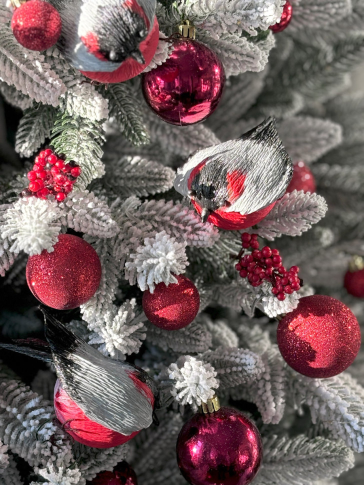 Елка украшенная заснеженная «Красный и белый»