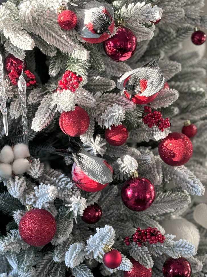 Елка украшенная заснеженная «Красный и белый»