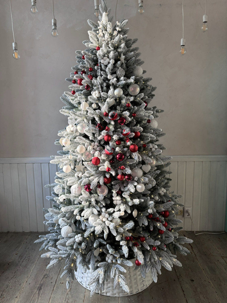 Елка украшенная заснеженная «Красный и белый»