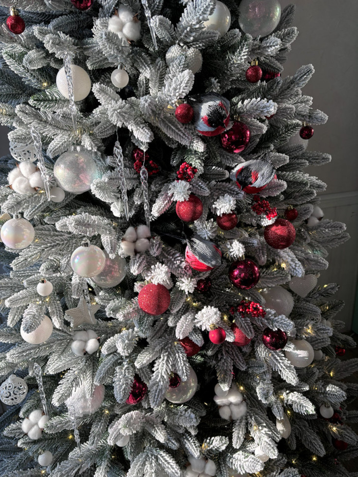 Елка украшенная заснеженная «Красный и белый»