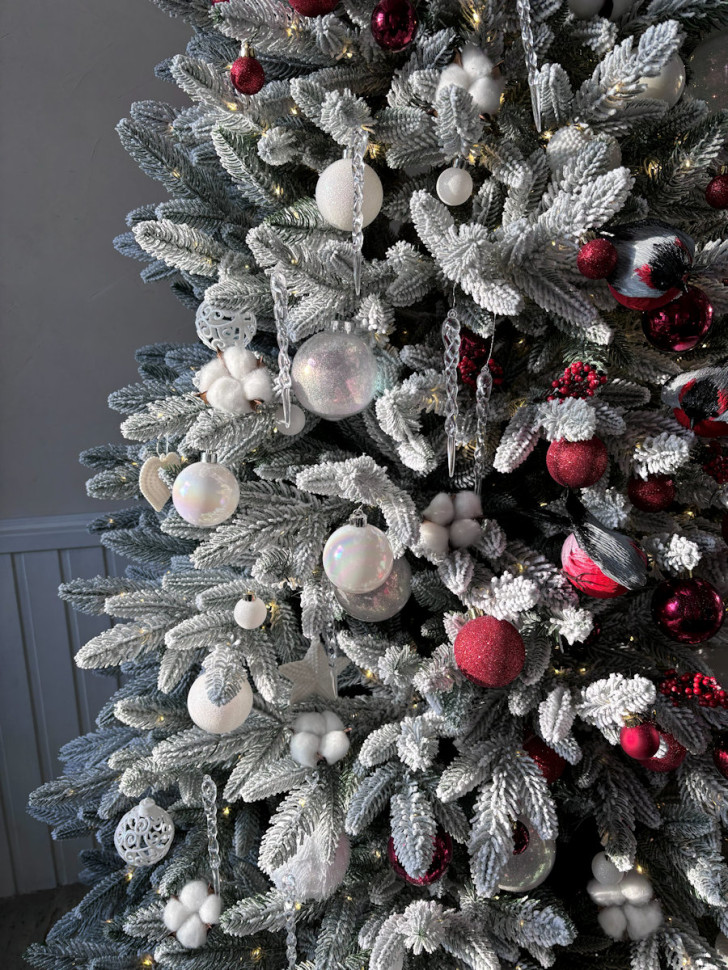 Елка украшенная заснеженная «Красный и белый»