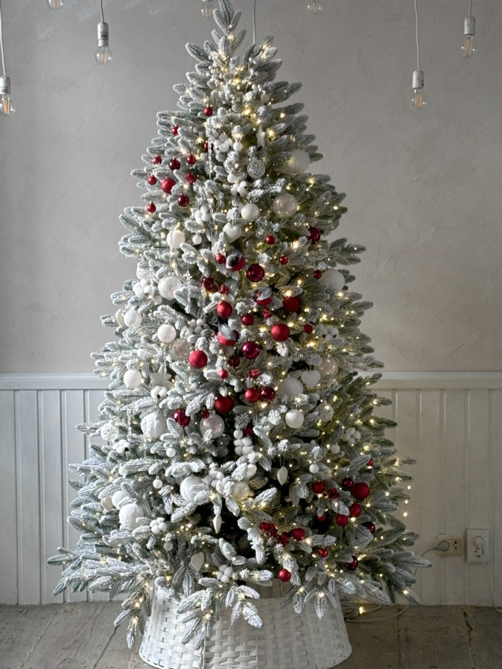 Елка украшенная заснеженная «Красный и белый»