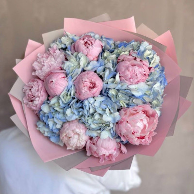 Букет из пионов и гортензий
