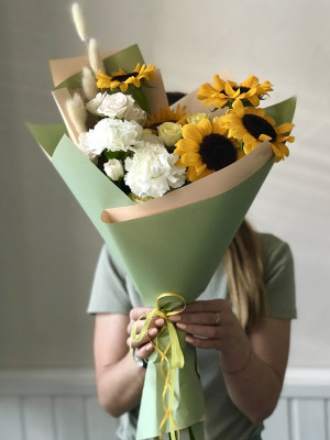 Сборный букет с подсолнухами
