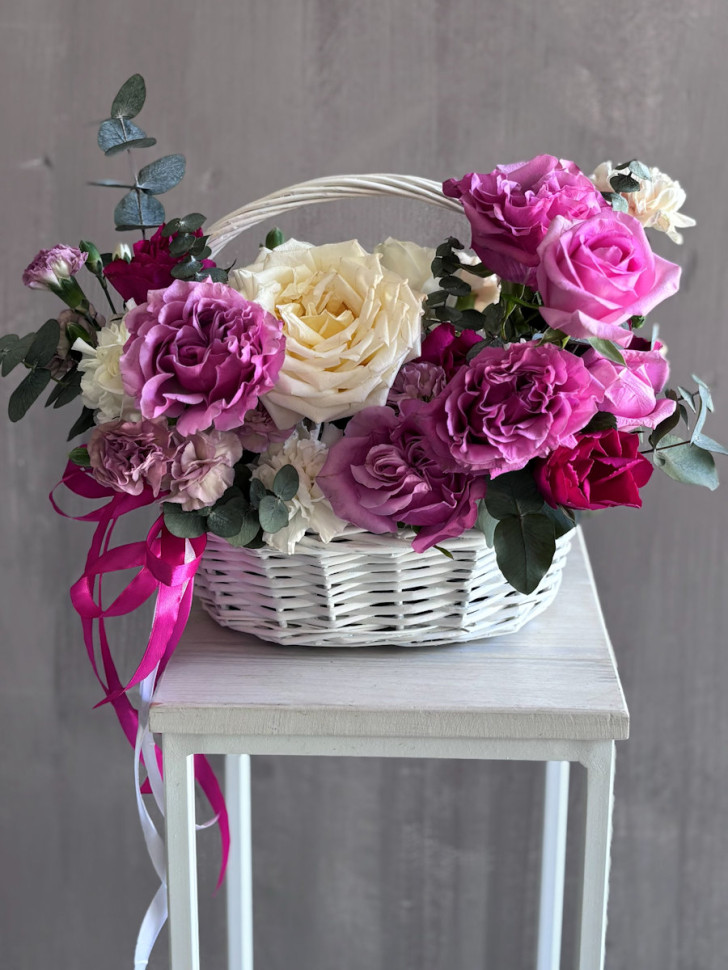 Композиция в корзине из пионовидных роз и эвкалипта 