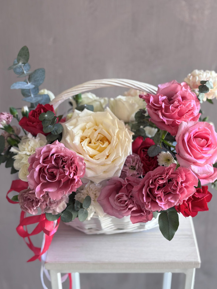 Композиция в корзине из пионовидных роз и эвкалипта 