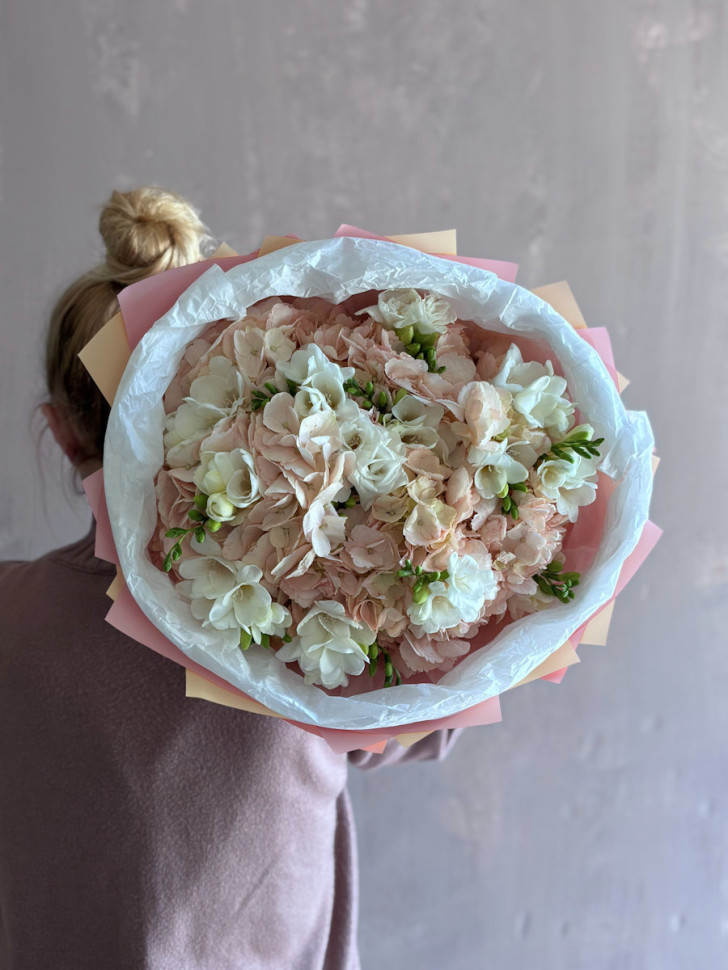 Дуобукет из гортензий и фрезий