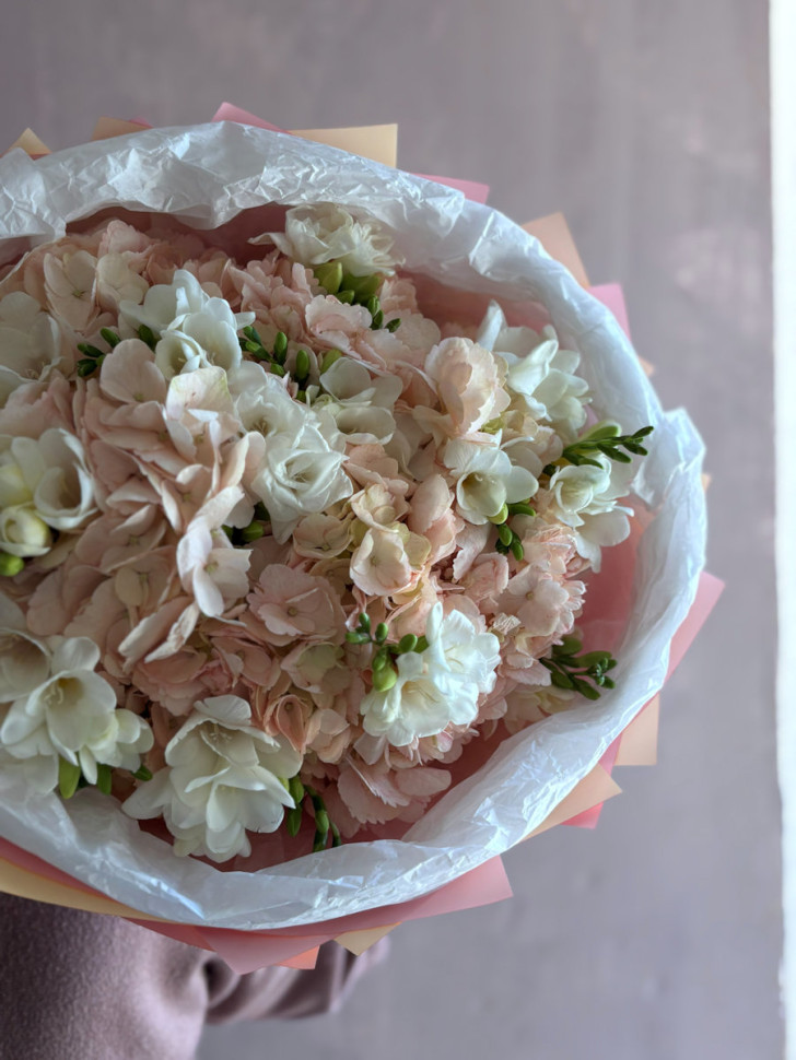 Дуобукет из гортензий и фрезий