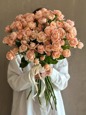 Букет из 15 кустовых пионовидных роз