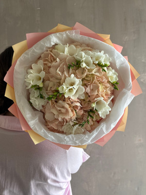 Дуобукет с фрезией и гортензией