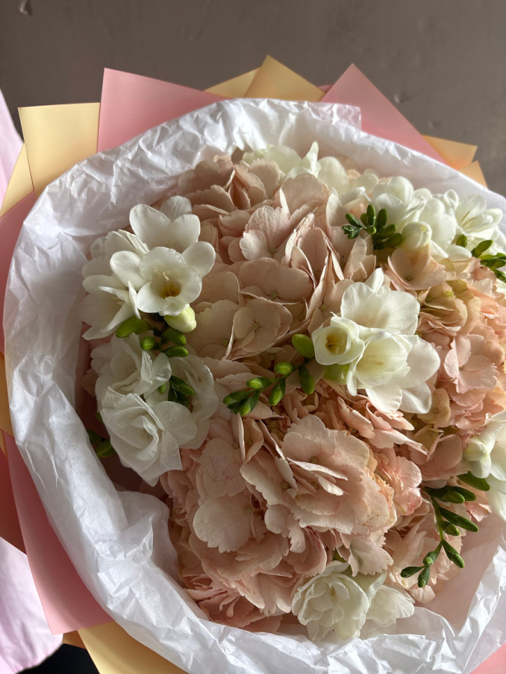 Дуобукет с фрезией и гортензией