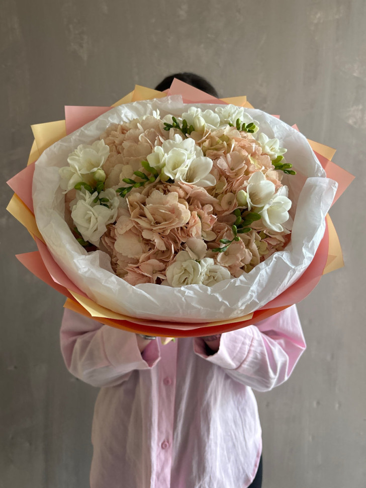 Дуобукет с фрезией и гортензией