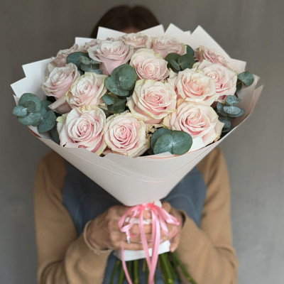 Букет из 15 роз Пинк Мондиаль и эвкалипта