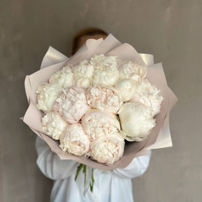 Букет из 15 белых пионов