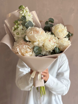 Букет из пионов и маттиолы