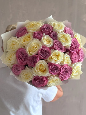 Букет из 31 пионовидной розы микс