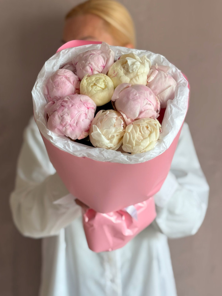 Букет из 9 нежных пионов 