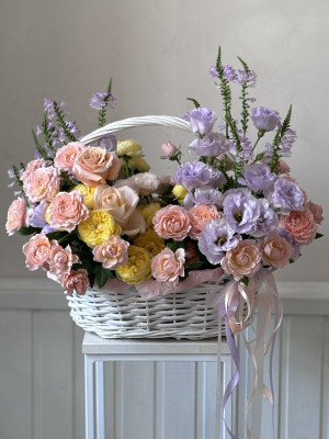 Пышная цветочная корзина