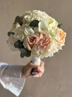 Свадебный букет с гортензией, розой и диантусами