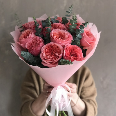 Букет из 11 пионовидных роз с эвкалиптом