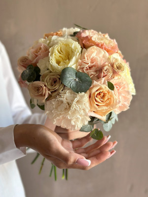 Свадебный букет с гортензией, розами и диантусами
