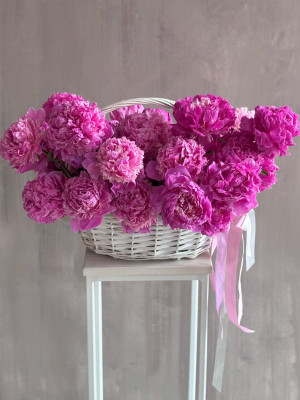 Корзина с 31 пионами