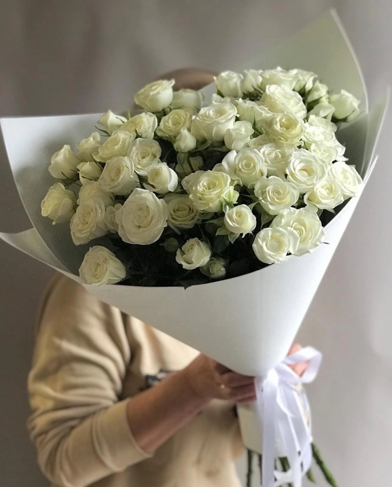 11 светлых кустовых роз 