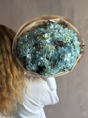 Букет из гортензий и вибурнума