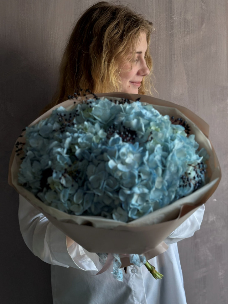 Букет из гортензий и вибурнума