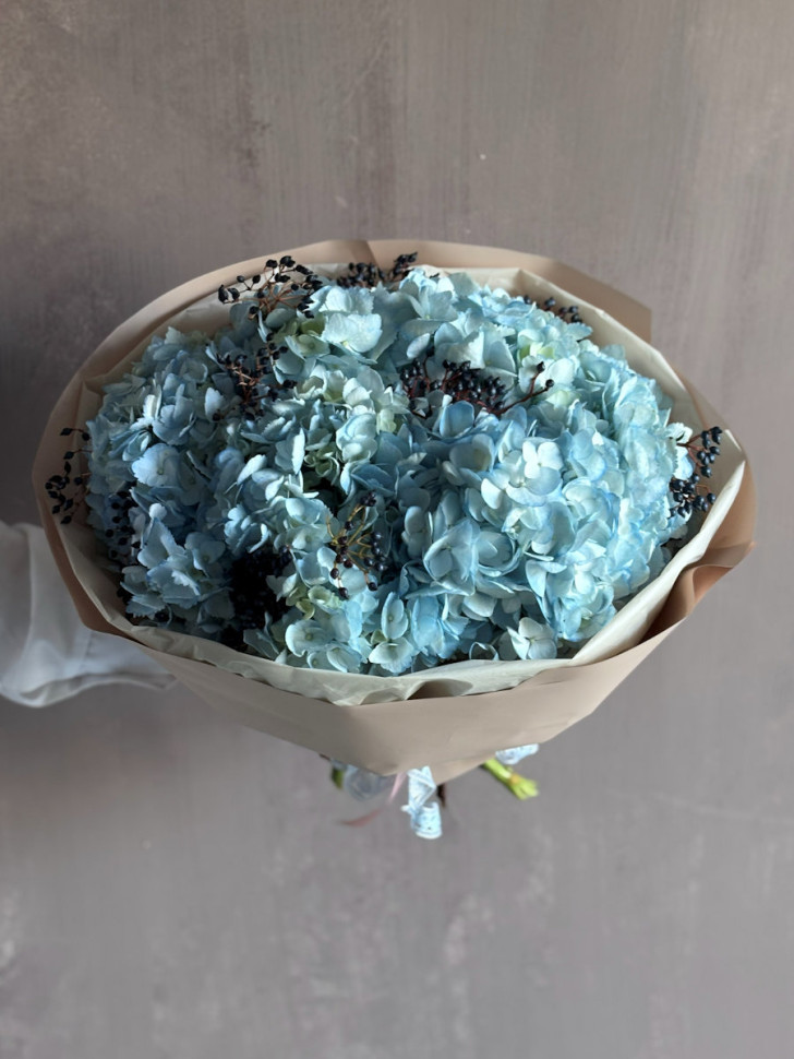 Букет из гортензий и вибурнума