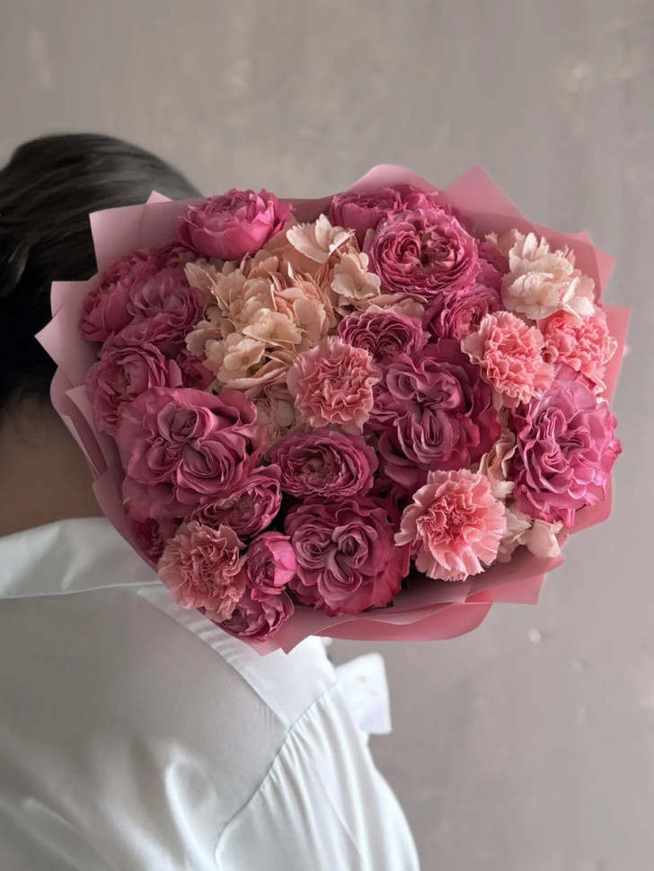 Букет «Розовая палитра: розы и гвоздики»