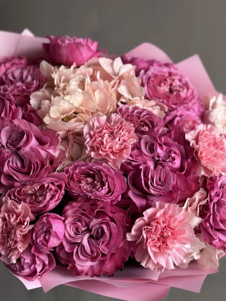 Букет «Розовая палитра: розы и гвоздики»