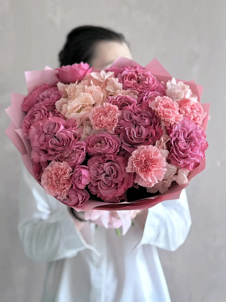 Букет «Розовая палитра: розы и гвоздики»