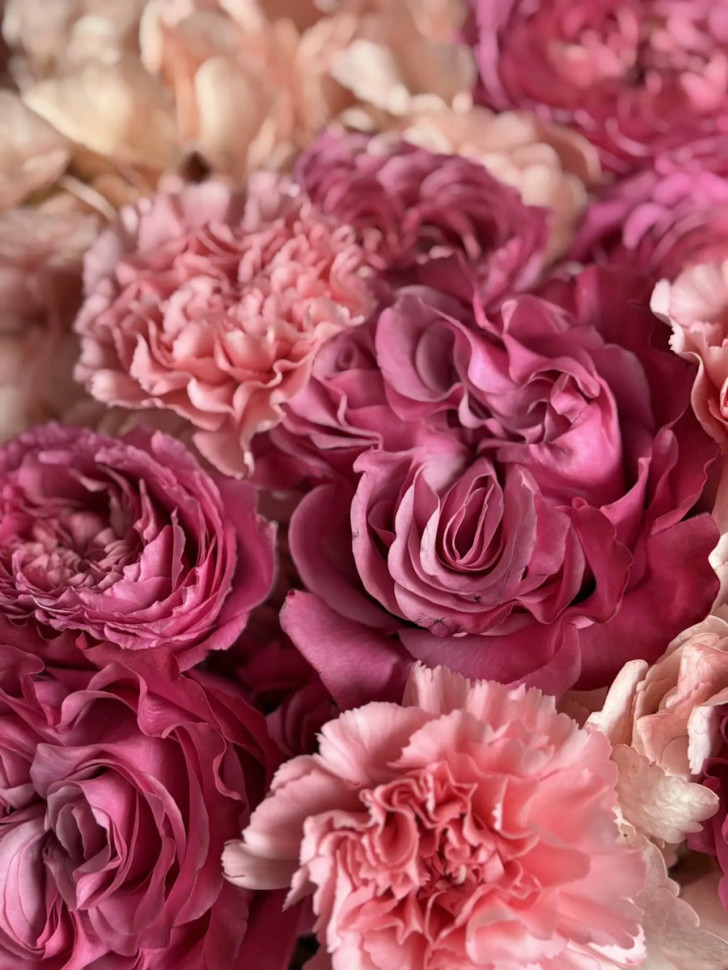 Букет «Розовая палитра: розы и гвоздики»